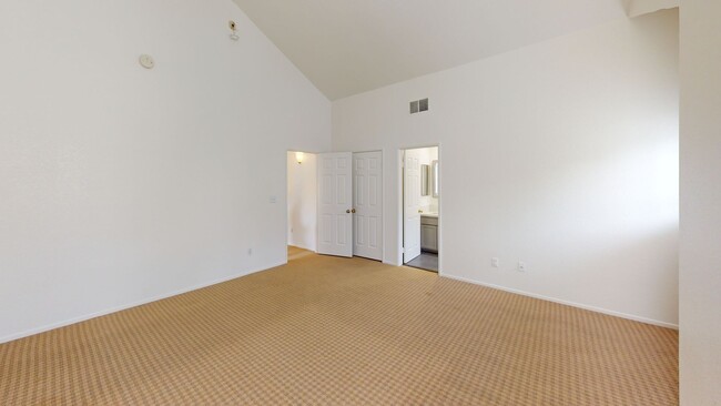 Building Photo - 4 Bedroom 2 1/2 bath two story townhome fo...