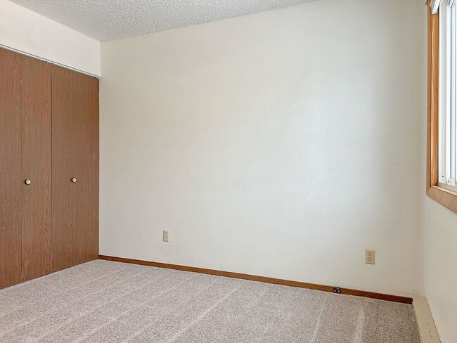 Foto del edificio - LARGE 4 BED/ 2 BATH TOWNHOUSE - 6 MONTH LE...