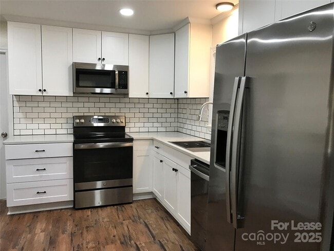 Foto del edificio - 4820 Amity Pl