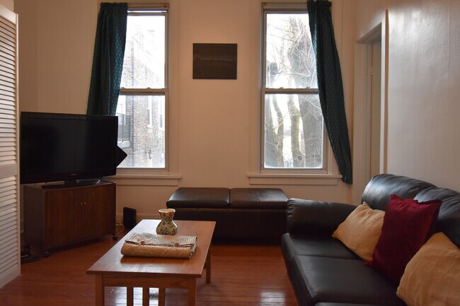 Unidad 1 Vista de la sala de estar 2 - 2279 N Clybourn Ave