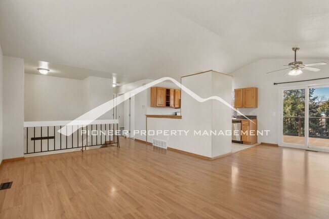 Building Photo - Huge Yard, Great Views, Perfect Location. ...