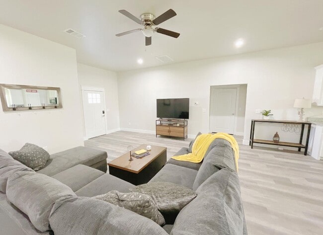 Building Photo - Durant school/Open floor plan/Close to Old...