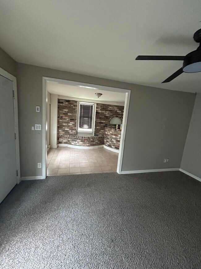 Sala de estar - 5615 Overdale St