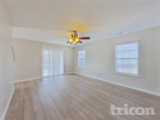 Building Photo - 349 Denman Loop