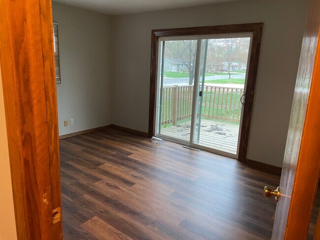 Building Photo - 211 Joan St