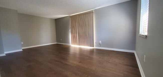 Foto del edificio - 487 Glencoe Ct