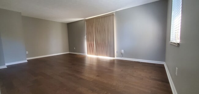 Building Photo - 487 Glencoe Ct