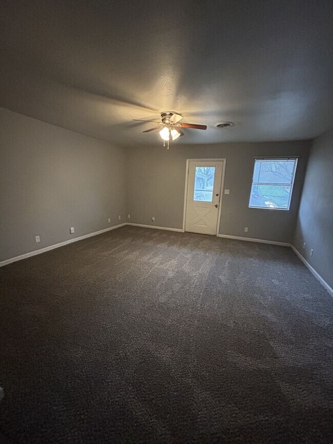 Foto del edificio - 1301 E 9th St