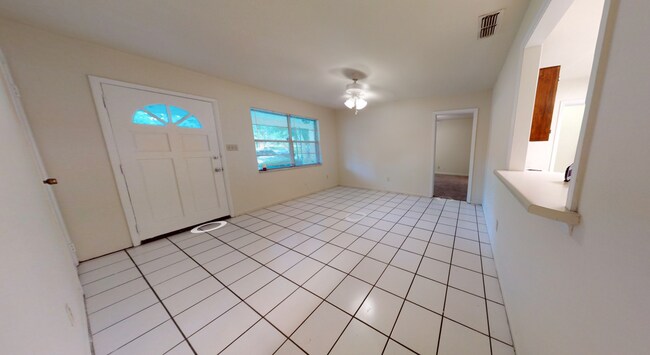 Building Photo - 824 Essex Dr