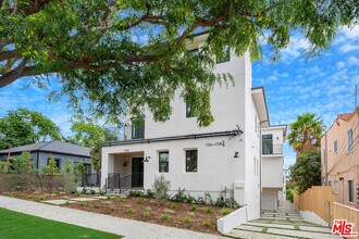 Building Photo - 726 Robinson St