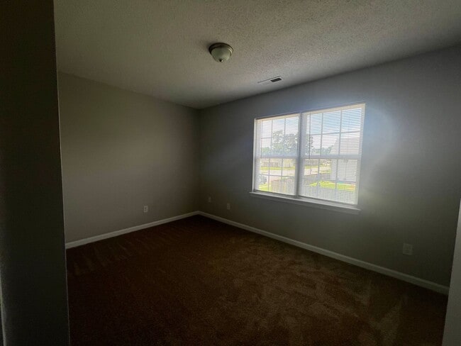 Foto del edificio - This property features 2 bedrooms and 2.5 bathrooms. Conveniently located near shopping centers, ...