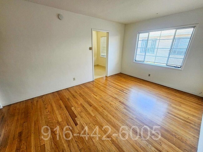 Building Photo - Kenwood Apartments 2426