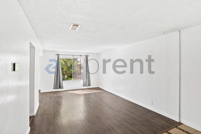Building Photo - Unit G
