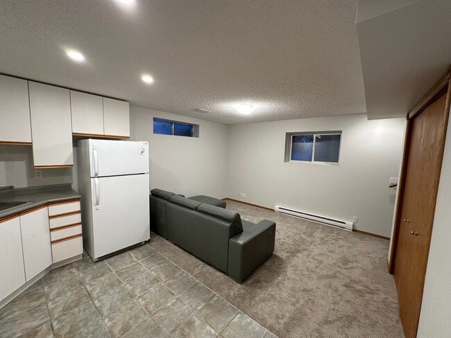 Photo du bâtiment - Cozy & Private 1-Bedroom Basement Suite in...