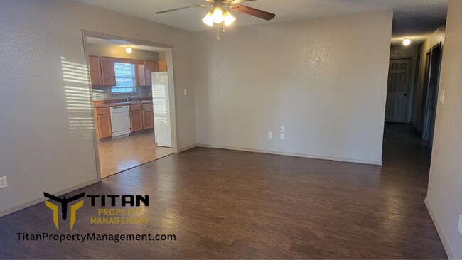 Building Photo - 3 bed/ 2 bath home by Benton River Center
