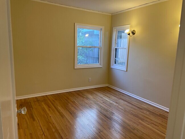 bedroom - 5075 Glen Iris Ave