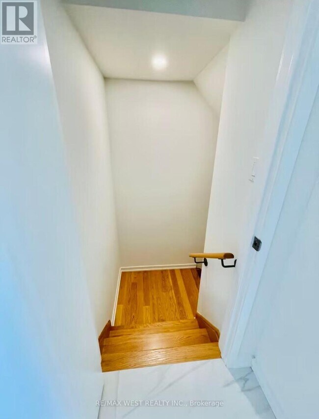 Building Photo - 14 Pantheon Ln