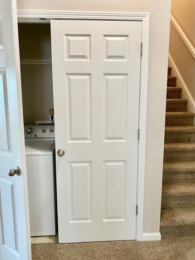 Lavandería en la planta principal con escaleras que conducen al cuarto dormitorio o sala adicional privada en la planta superior, que cuenta con baño completo y vestidor. - 1914 Conifer Cir