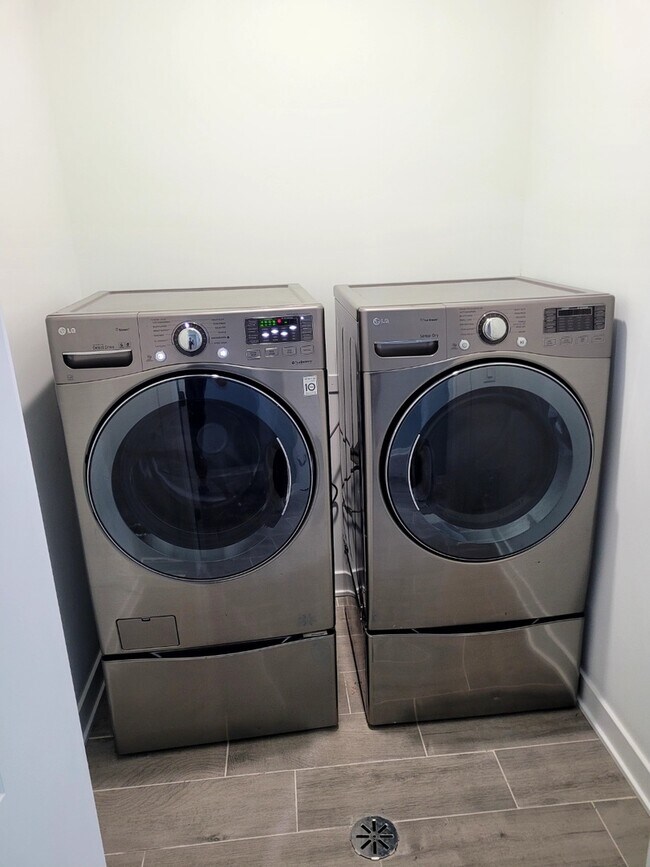Foto del edificio - 5847 W Corcoran Pl