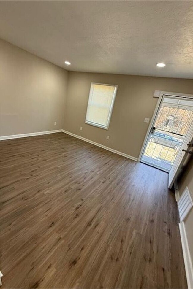 Building Photo - Renovated 3-Bedroom Home – We Welcome Sect...