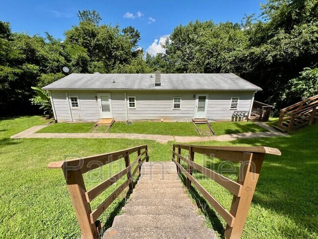 Foto del edificio - 239 Cedar Hill Rd