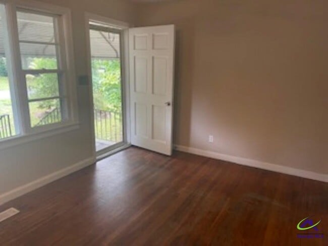 Building Photo - 106 Draper St