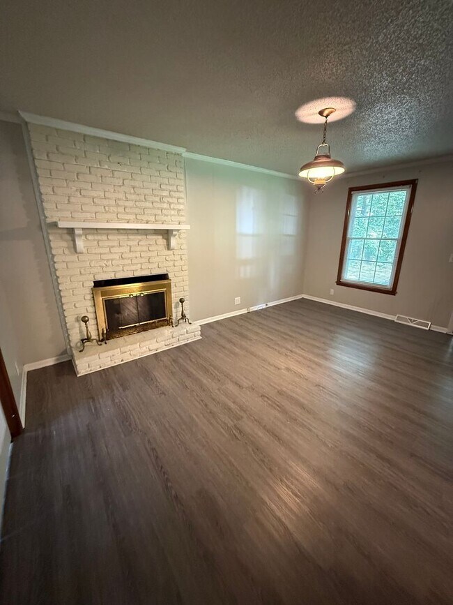 Foto del edificio - 3BR Brick Home with Beautiful Hardwood Floors