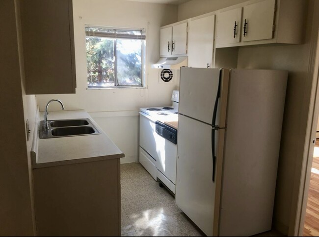 Kitchen - 5617 Kirby Ave