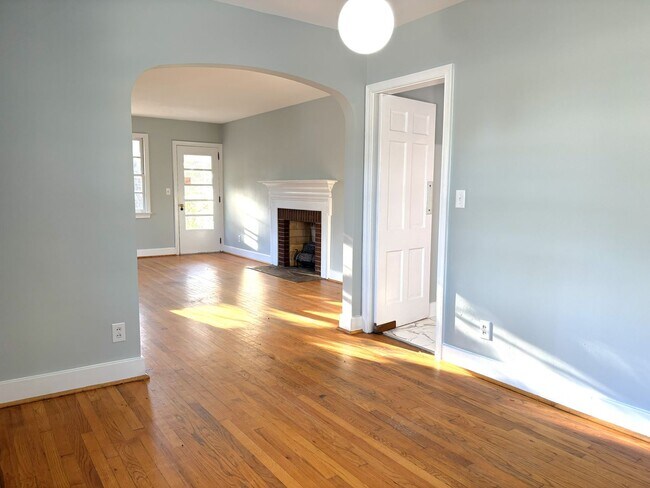 Foto del edificio - 2 Bedroom | 1 Bathroom Home – Downtown Charleston - Available NOW! Short term lease!