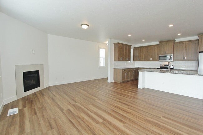 Building Photo - Immaculate Single-Level Home