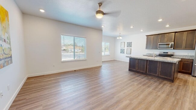 Building Photo - Beautiful 4-BED TOWNHOME FOR RENT