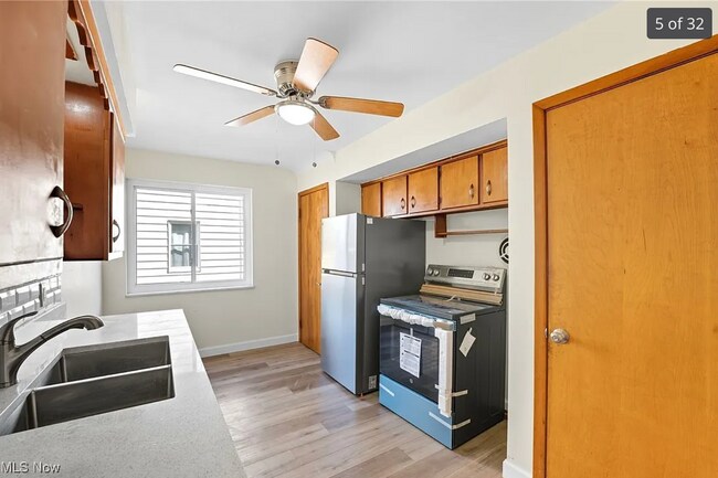 Cocina y electrodomésticos renovados. Se renovarán los gabinetes antes de la mudanza. - 3340 W 210th St