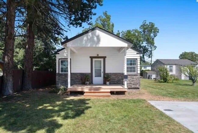Building Photo - Charming 2 Bedroom Home with Fenced Backyard in Central Kennewick!
