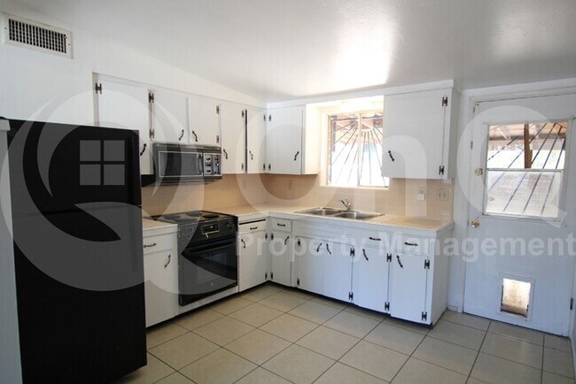 Building Photo - 2 Bedroom/1 Bath Tucson Home!