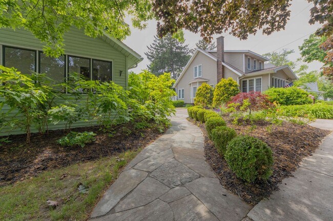 Building Photo - Charming Fully Furnished Three Bed, Two Ba...