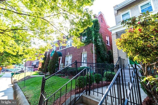 Building Photo - 321 Adams St NE