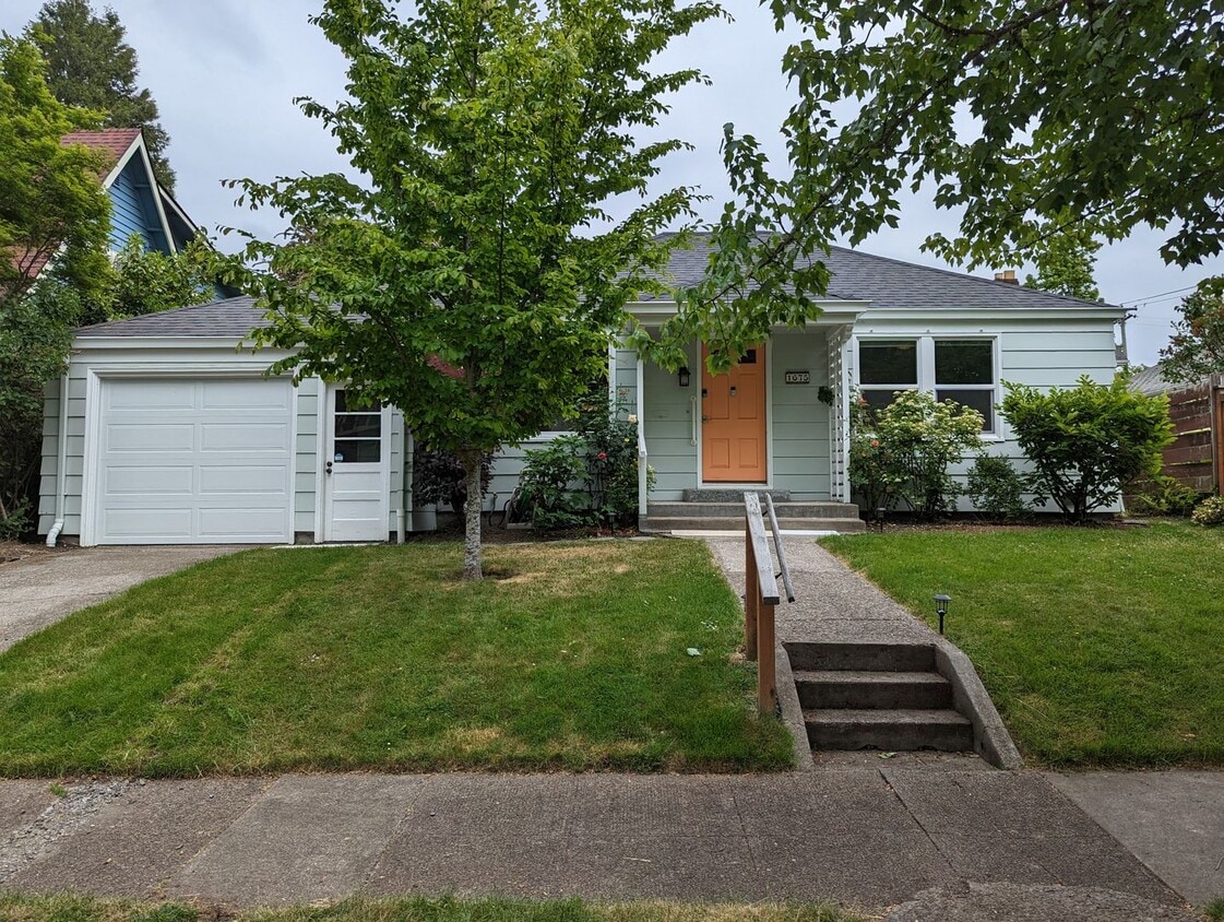 Primary Photo - Amazing 2-Bedroom, 1-Bath Home Updated & G...