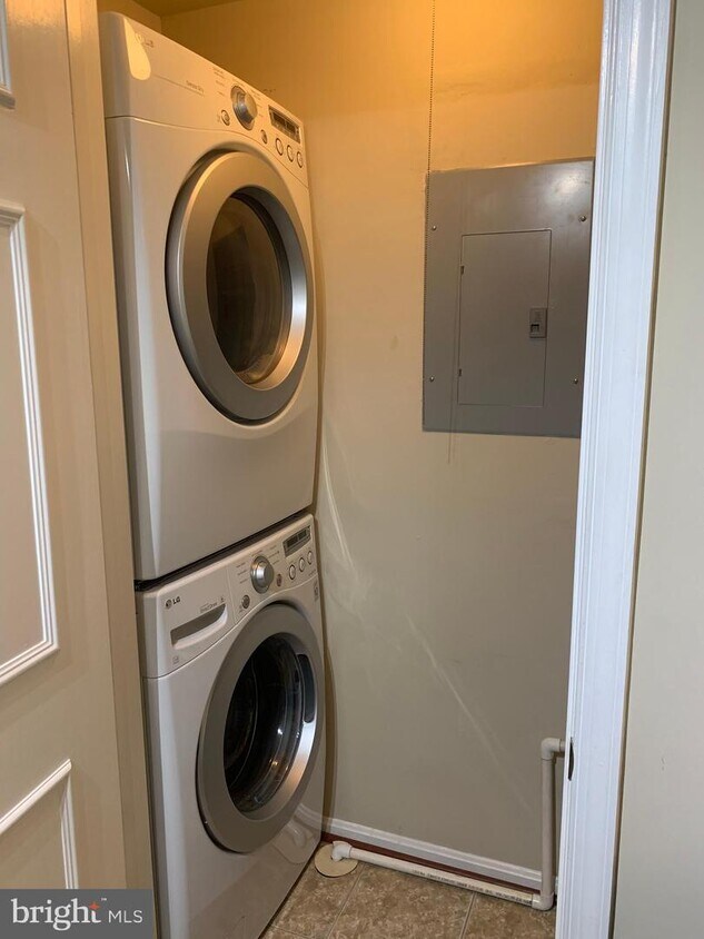 Foto principal - 6084B Essex House Square