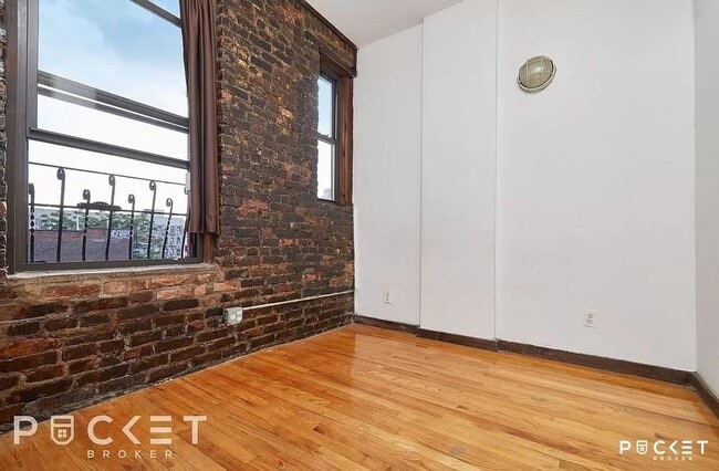 Building Photo - 647 E 11th Street Unit 28