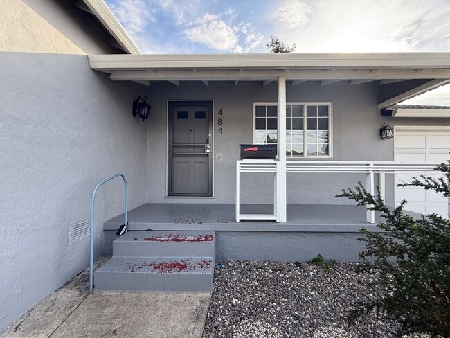 Building Photo - Nice and bright detached single-family res...