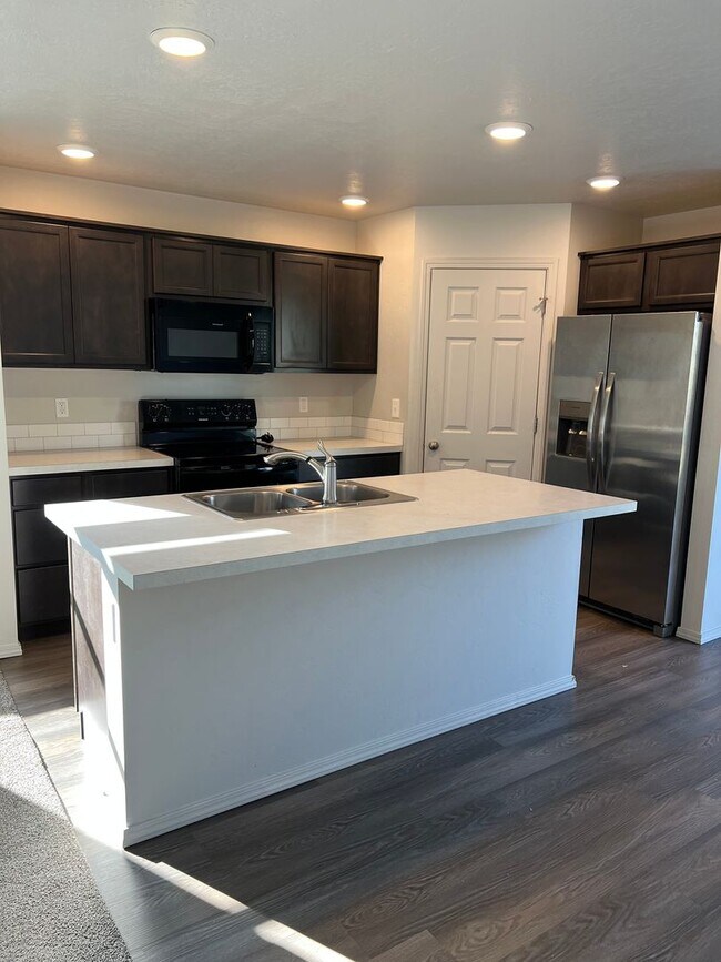 Building Photo - Welcome to this charming 3 bedroom, 2 bath...