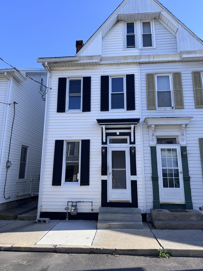 Building Photo - 110 E Locust St Building Photo - 110 E Locust St