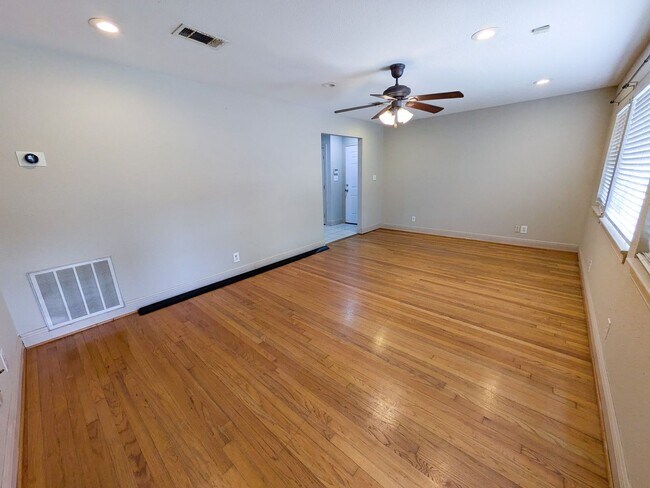 Foto del edificio - 5031 Simpson Ave