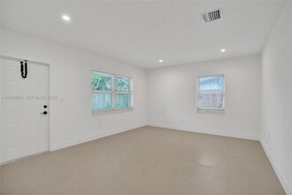 Building Photo - 922 NW 4th Ave