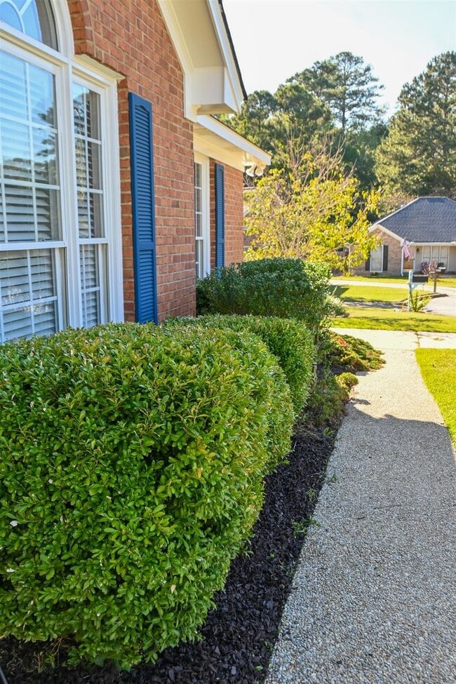 Building Photo - NE-Columbus-3 Bedrooms & 2 full Baths-Move-In Ready