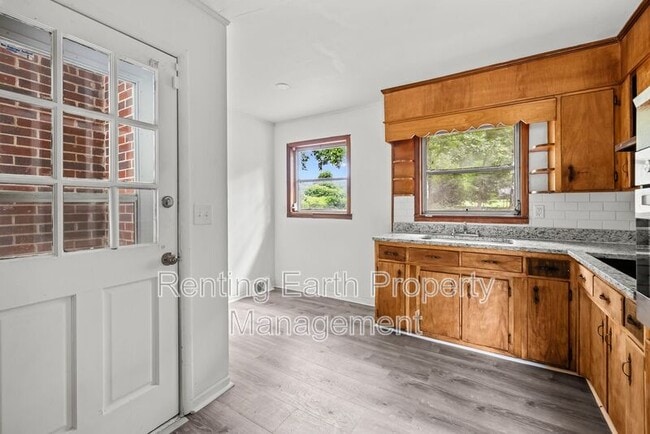 Building Photo - 1133 Woodslee St