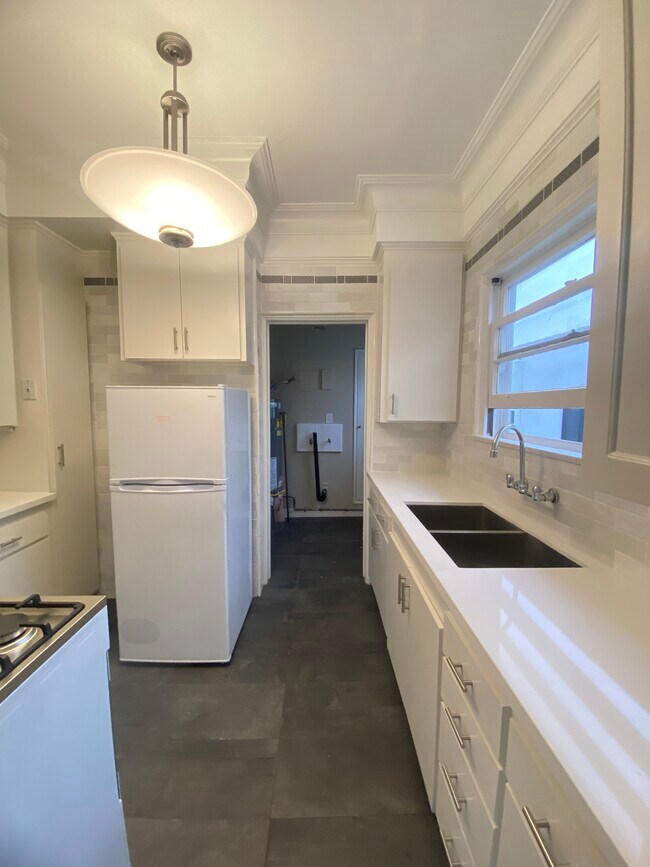 Kitchen - 1028 Masselin Ave