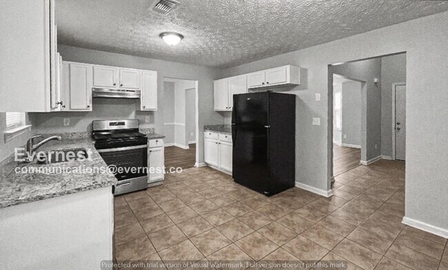 Foto del edificio - 3 Bed, 2 Bath Home with Fenced Yard & Garage / Pet-Friendly / Available Now!