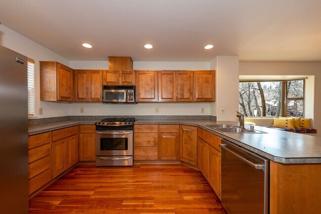 Building Photo - SOUGHT AFTER PENCE PLACE TOWNHOME; DUAL PRIMARY SUITES & SOLAR! MUST SEE!!