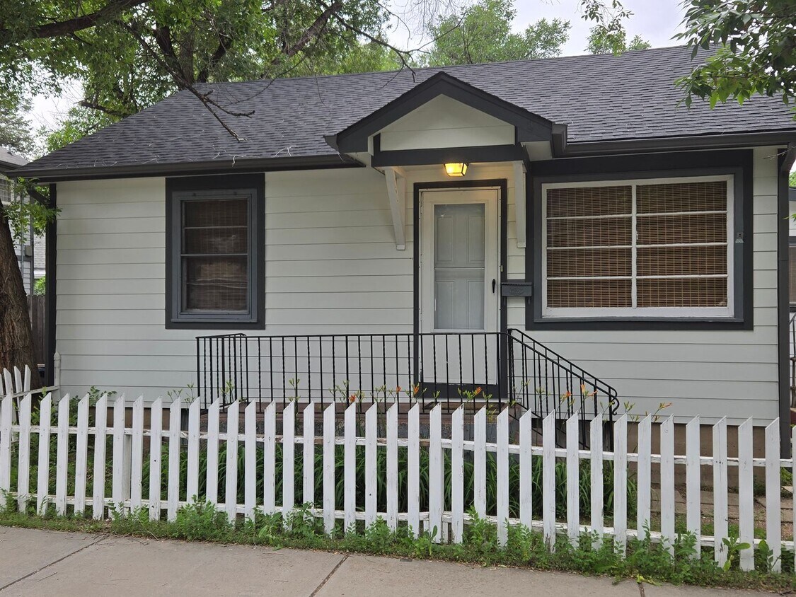 Foto principal - CUTE 2 bedroom, 1 bath cottage on WESTSIDE of Colorado Springs